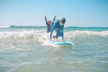 Clase de surf para niños y familias en Fuerteventura